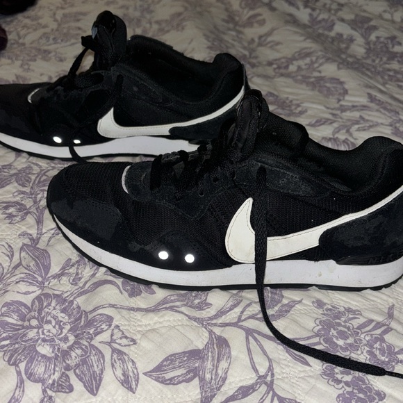 NIKE VENTURE RUNNER SHOES SIZE 8.5 for sale WOMANS - Picture 1 of 9